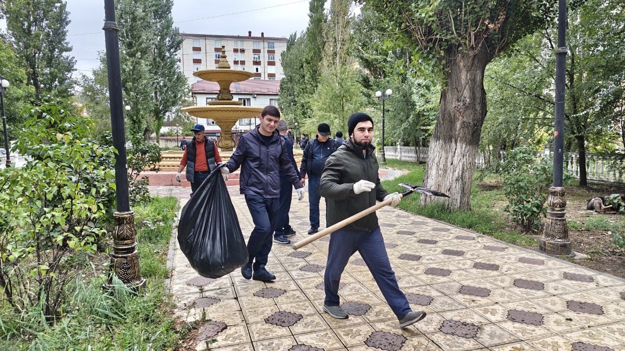 Коллектив МЧС Дагестана и работники подведомственных учреждений министерства приняли участие в субботнике